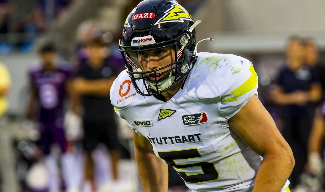 Konstantin Katz (30/Defensive Back): „In so einem Finale zu stehen, ist ein riesen Ereignis. So etwas wünscht man sich jedes Jahr. Ich werde das erst richtig begreifen, wenn ich in der Arena auf dem Rasen stehe. Ich bin mit vielen Freunden aufgewachsen, die VfB-Fans sind. Ich komme zwar vom Handball, ein bis zwei VfB-Spiele habe ich aber in jedem Jahr gesehen, auch in der vergangenen Saison. Es wird ein mega Gefühl sein, in dieses Stadion einzulaufen. Das habe ich schon einmal getan: 2002, mit sieben Jahren, war dort der Zieleinlauf des Stuttgart-Laufs, danach haben wir im Stadion die Übertragung des WM-Finales zwischen Deutschland und Brasilien angeschaut. Es wird eine tolle Erfahrung, durch die Katakomben und den Spielertunnel zu laufen, das kenne ich bisher nur von einer Stadionführung. Es wird ein riesen Spektakel.“