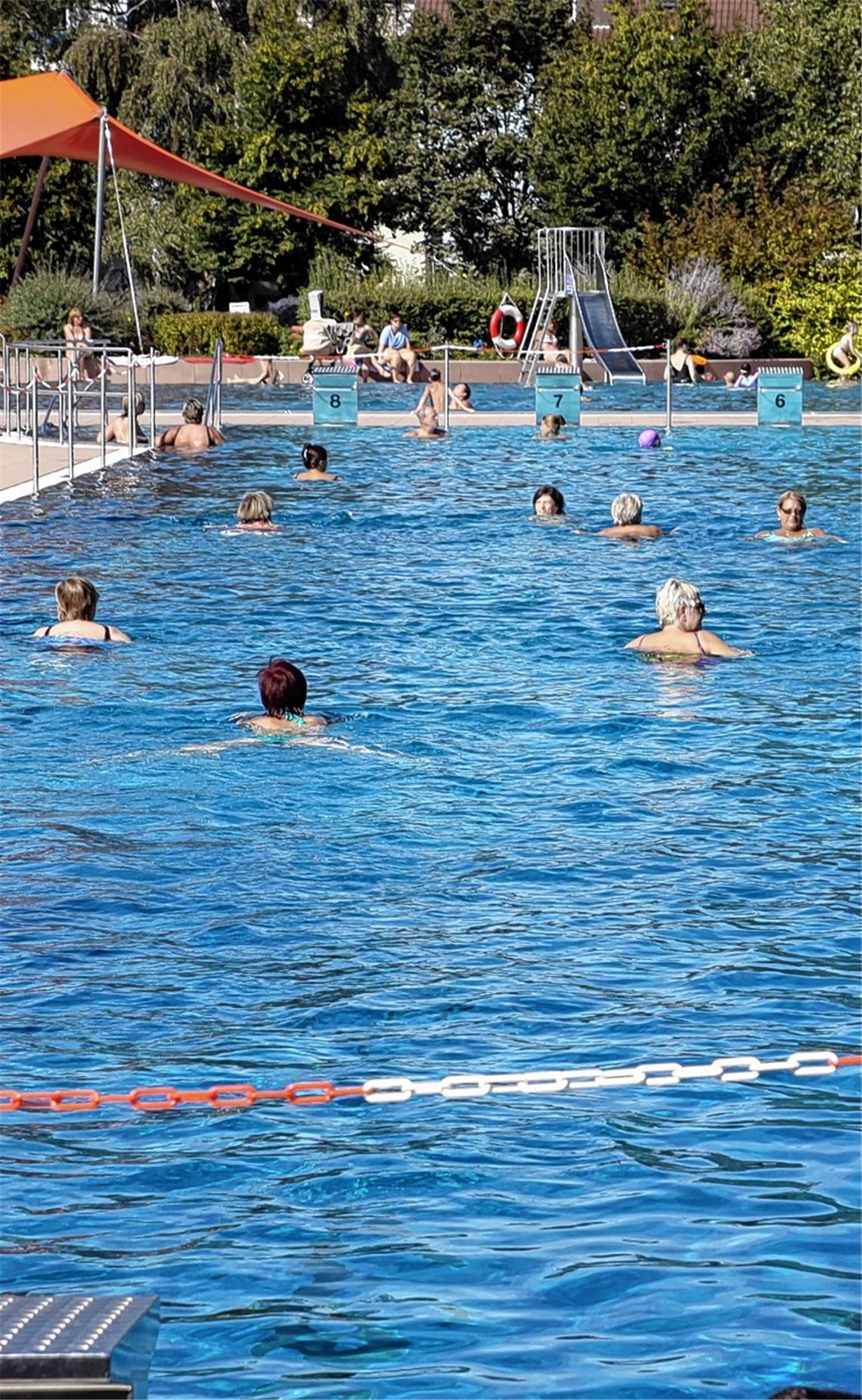 Kontrastprogramm: Während im Freibad die Besucher das Spätsommerwetter genießen können, ist das Hallenbad, wo die Umkleiden erneuert werden, noch wochenlang eine Baustelle.
