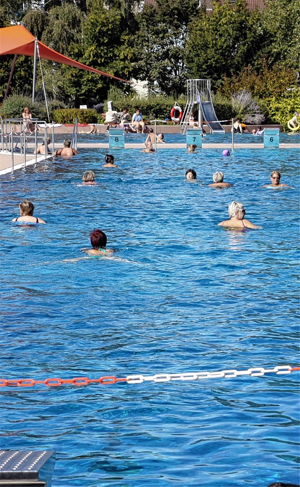 Kontrastprogramm: Während im Freibad die Besucher das Spätsommerwetter genießen können, ist das Hallenbad, wo die Umkleiden erneuert werden, noch wochenlang eine Baustelle.
