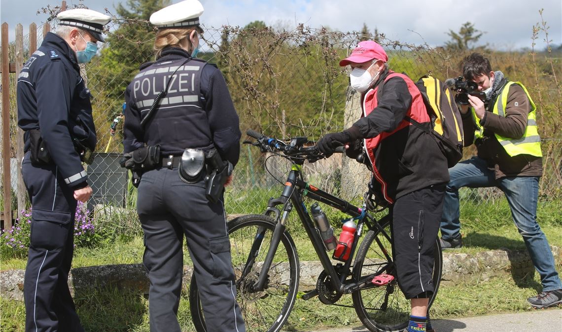 Kontrolle am Enztalradweg: Polizisten checken das Rad von Manfred Wörner, dem sie im Rahmen des bundesweiten Aktionstags „Radfahrende im Blick“ das Tragen eines Helm empfehlen. Fotos: Disselhoff