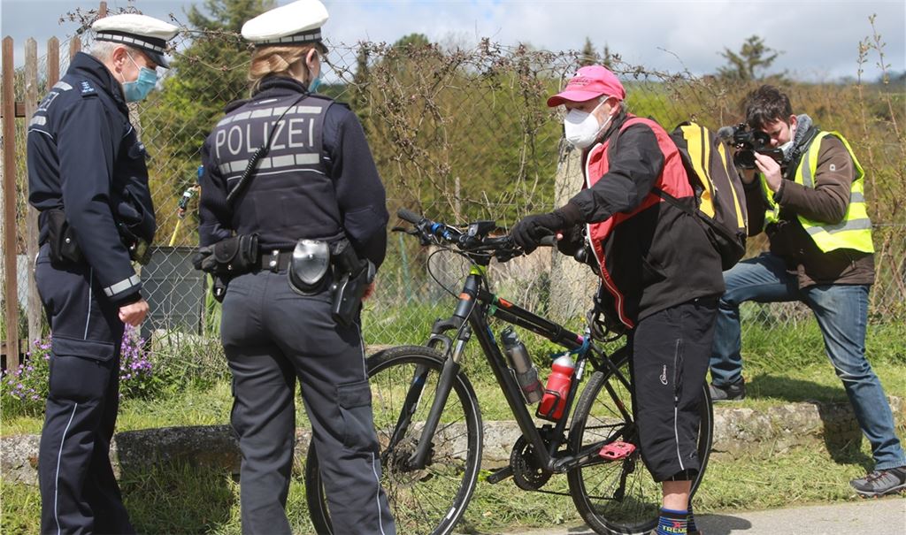 Kontrolle am Enztalradweg: Polizisten checken das Rad von Manfred Wörner, dem sie im Rahmen des bundesweiten Aktionstags „Radfahrende im Blick“ das Tragen eines Helm empfehlen. Fotos: Disselhoff