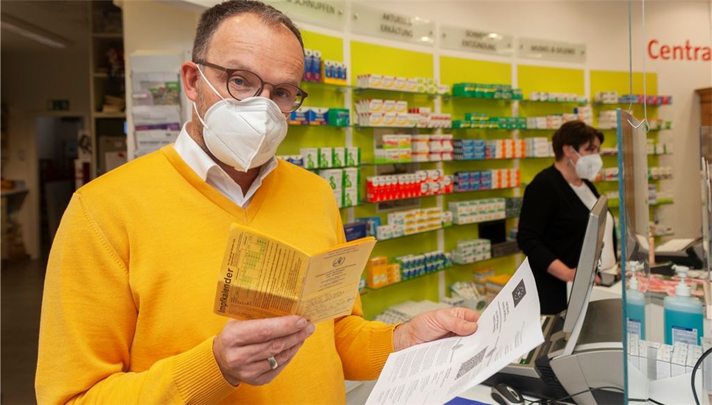 Kontrolle angesagt: Der Apotheker Jochen Sauer in der Central Apotheke an der Mühlacker Bahnhofstraße mit einem Impfausweis.Foto: Fotomoment