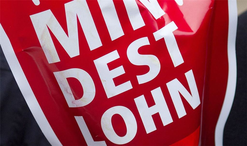 Kontrolleure des Zolls haben auch 2025 Tausende mögliche Verstöße gegen das Mindestlohngesetz aufgedeckt. (Symbolbild)