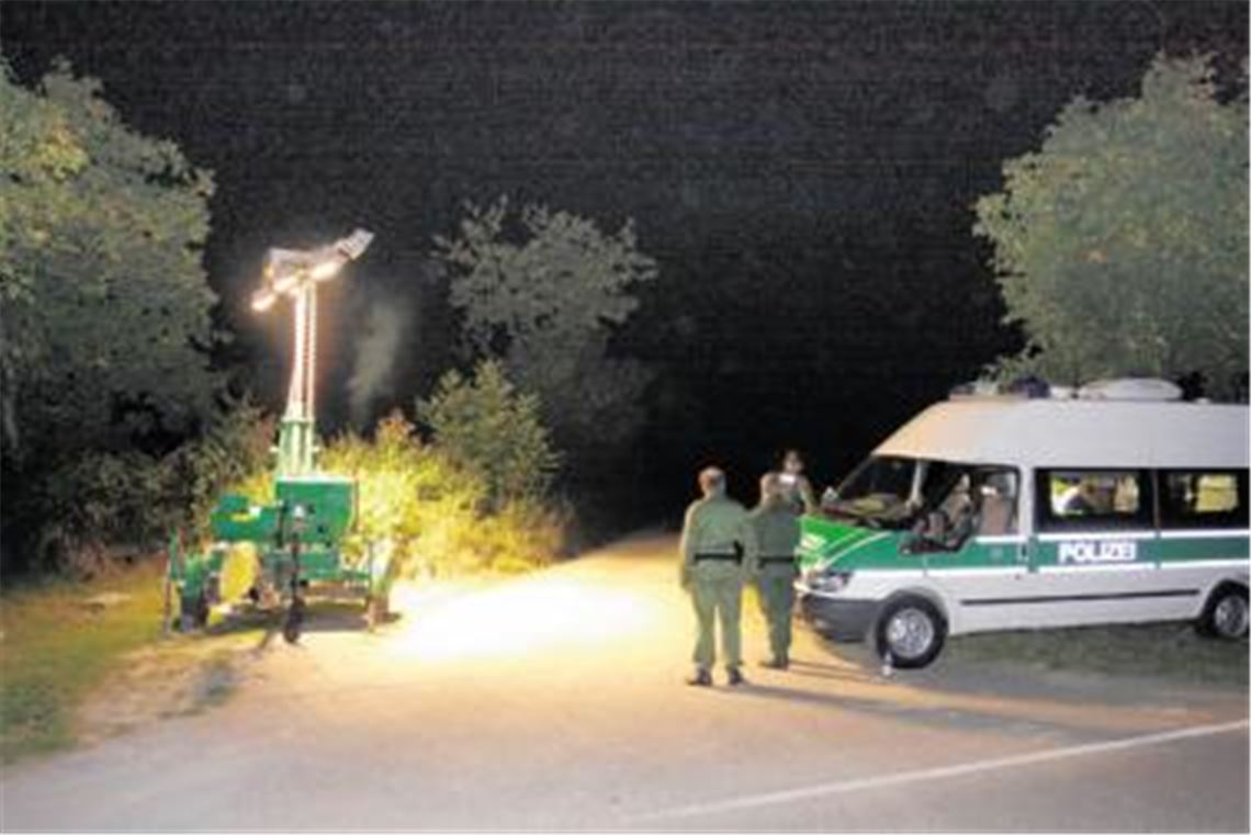 Kontrollpunkt: Im September 2008 überprüft die Polizei die Teilnehmer eines Treffens von Stallhaus Germania in Mühlhausen. Archivfoto: Tilo Keller 