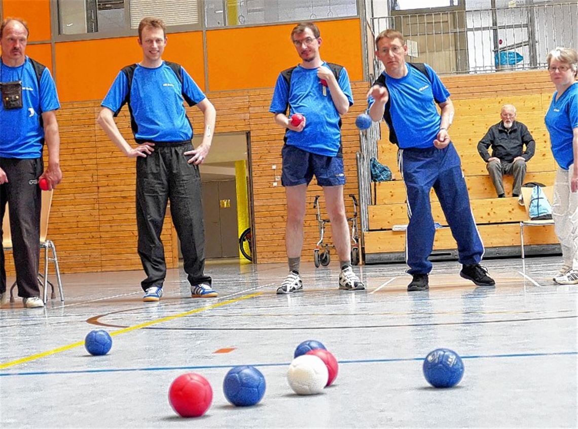 Konzentration ist das A und O beim Boccia-Spiel. Deshalb herrscht bei den Spielern des VSG Bretten (Andreas Baierl, Matthias Kotz, Damir Malesvice, Ingo Paschke und Abteilungsleiterin Alexandra Richter, v.li.) auch vollkommene Ruhe.