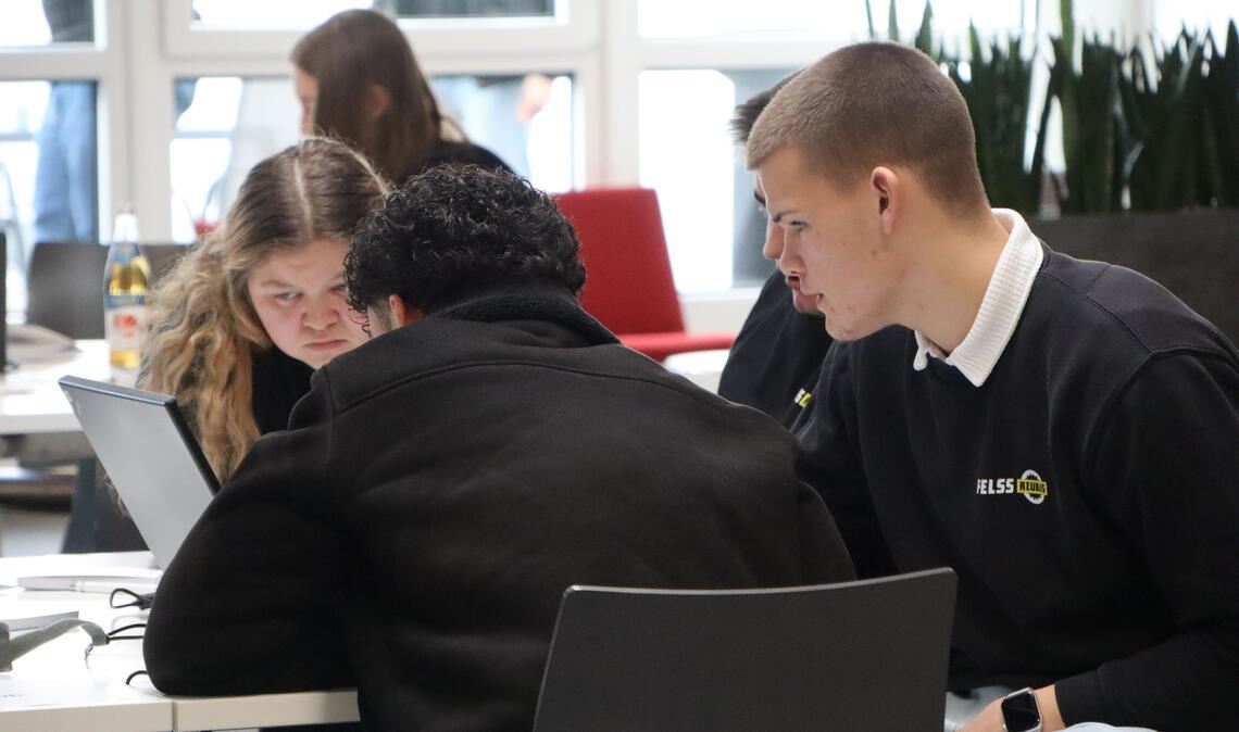 Konzentriert bei der Arbeit: das Azubi-Team der Firma Felss. Foto: Enzkreis/Joos