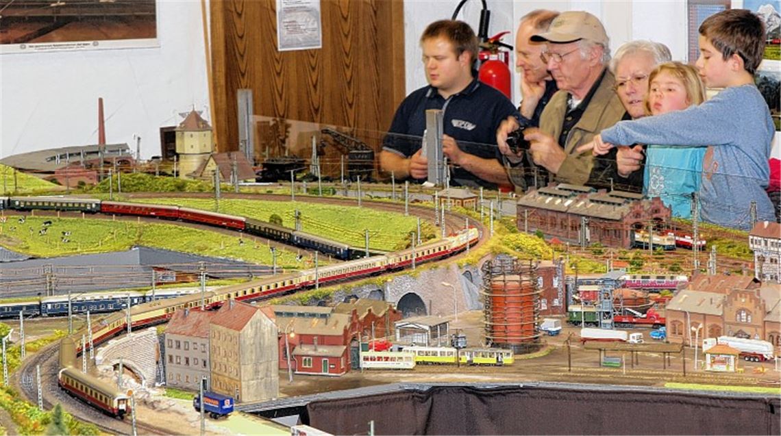 Konzentriert verfolgen Jung und Alt den Verlauf der Züge durch die Modellbahnlandschaften. In drei Wochen besteht dazu noch einmal Gelegenheit. Foto: Kollros