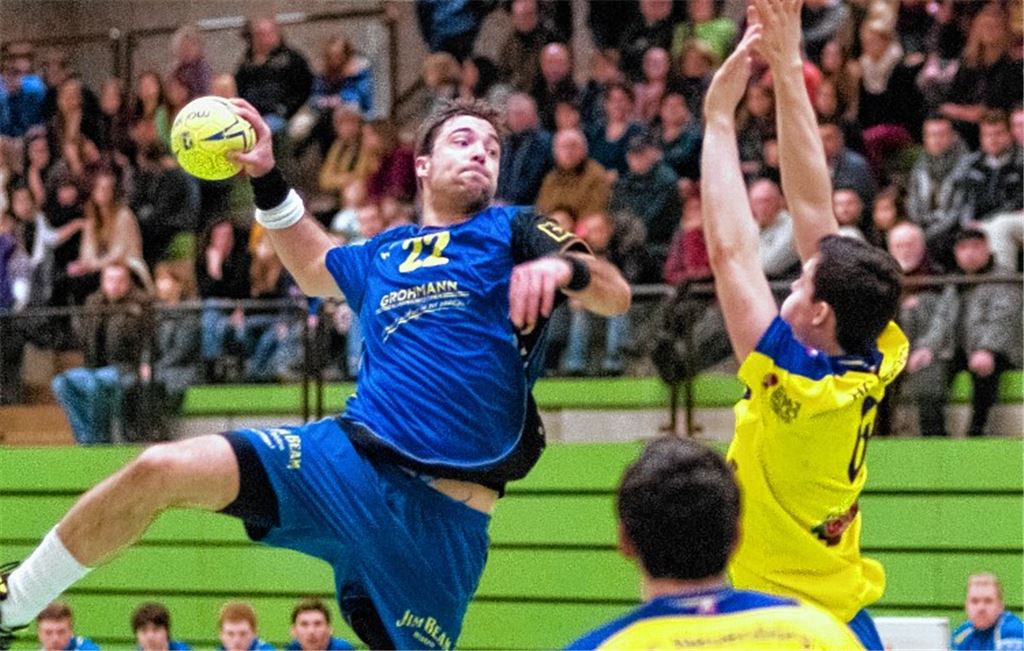 Konzentrierte Leistung vor prächtiger Kulisse: David Laurinyecz (li.) trägt für Mühlacker acht Tore zum 32:22-Sieg über den HC Neuenbürg II bei. Foto: Zschorsch