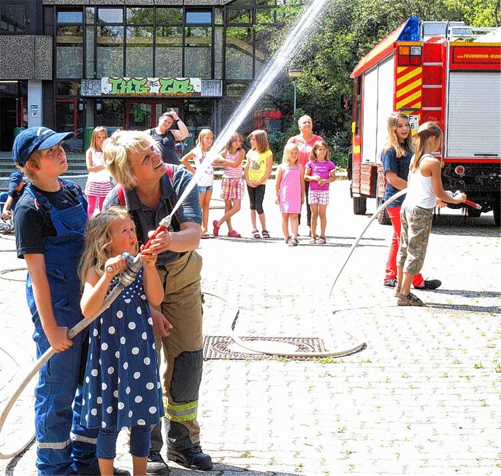 Konzentrierter Löschangriff: 60 Kinder genießen den Nachmittag bei der Feuerwehr.