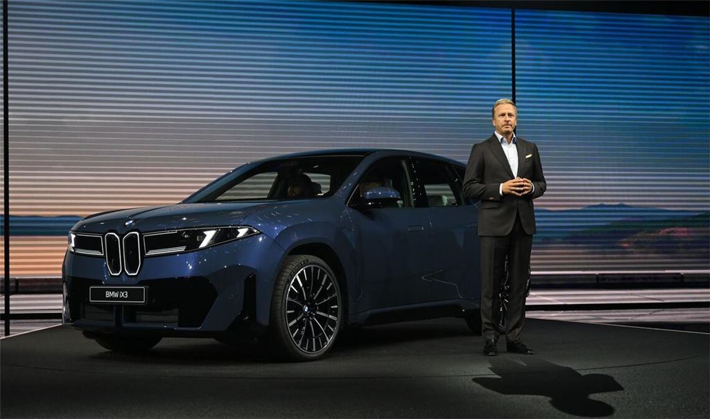 Konzernchef Oliver Zipse greift bei der Vorstellung des BMW iX3 zu Superlativen.