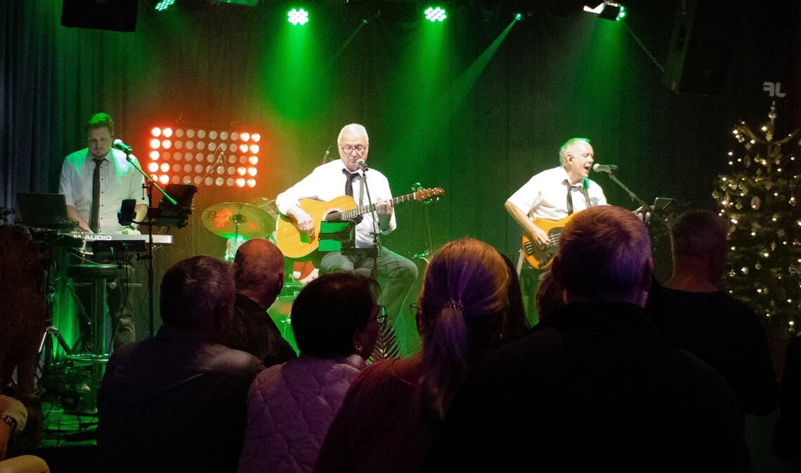 Konzert in festlicher, vorweihnachtlicher Atmosphäre: Im „Musicpark LIVE“ in Maulbronn stimmen die Routiniers der Band „For Life“ auf Weihnachten ein und begeistern mit immergrünen Hits aus den 1960er und -70er Jahren. Der Mix kommt beim Publikum, das tanzt und immer wieder mitsingt, bestens an. Fotos: Jertschewske/Mendell