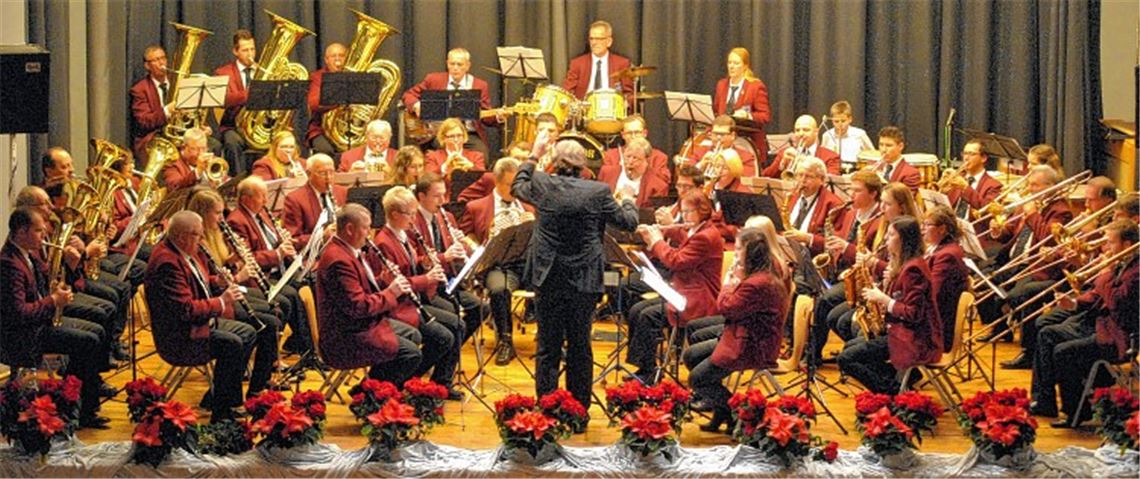 Konzertabend vor vollen Rängen: Das große Blasorchester mit Musikdirektor Horst Bartmann begeistert das Publikum im Uhlandbau ebenso ...