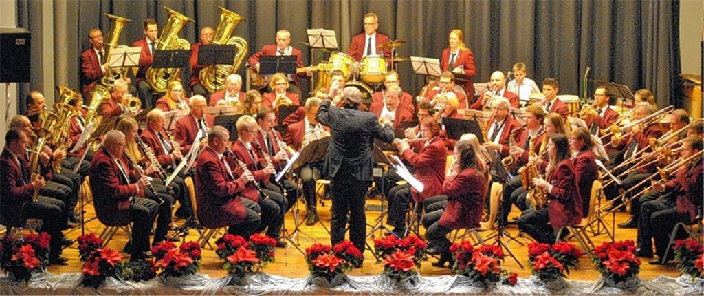 Konzertabend vor vollen Rängen: Das große Blasorchester mit Musikdirektor Horst Bartmann begeistert das Publikum im Uhlandbau ebenso ...