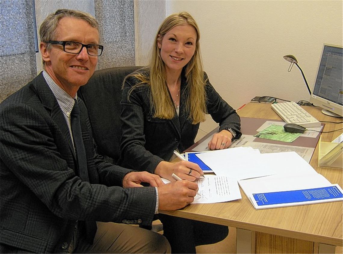 Kooperation besiegelt: Dr. Till Neugebauer und Katrin Kern unterschreiben den Vertrag.