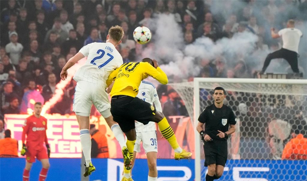 Kopenhagens Valdemar Lund Jensen (l) und Dortmunds Anthony Modeste kämpfen um den Ball.