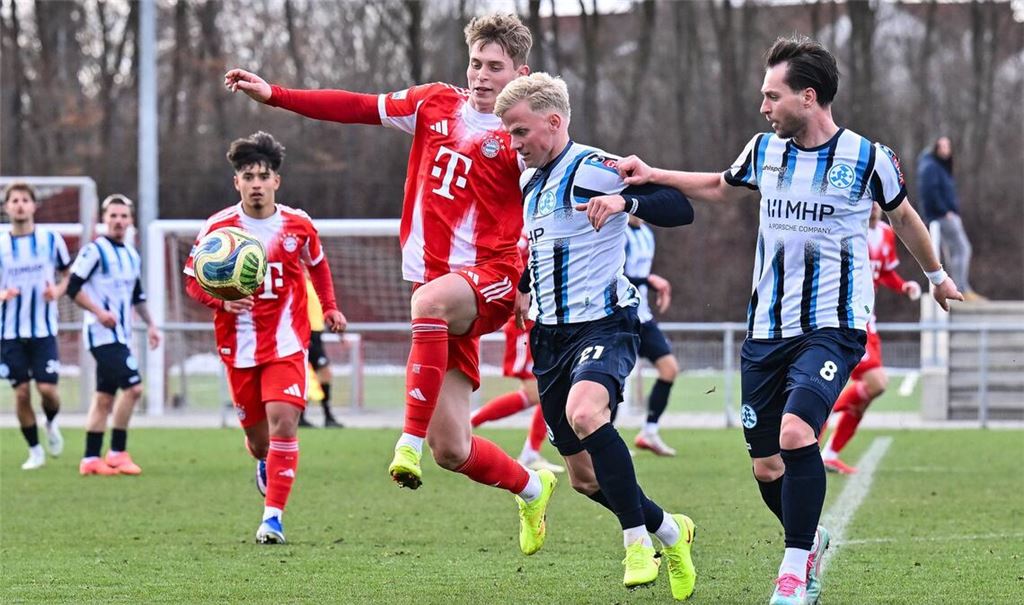 Kopf-an-Kopf-Rennen auf dem Bayern-Campus: am Ende setzen sich die Kickers mit Per Lockl durch.