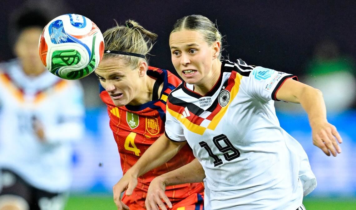 Kopf an Kopf: Tempodribblerin Klara Bühl (l) und Spaniens Innenverteidigerin Irene Paredes.