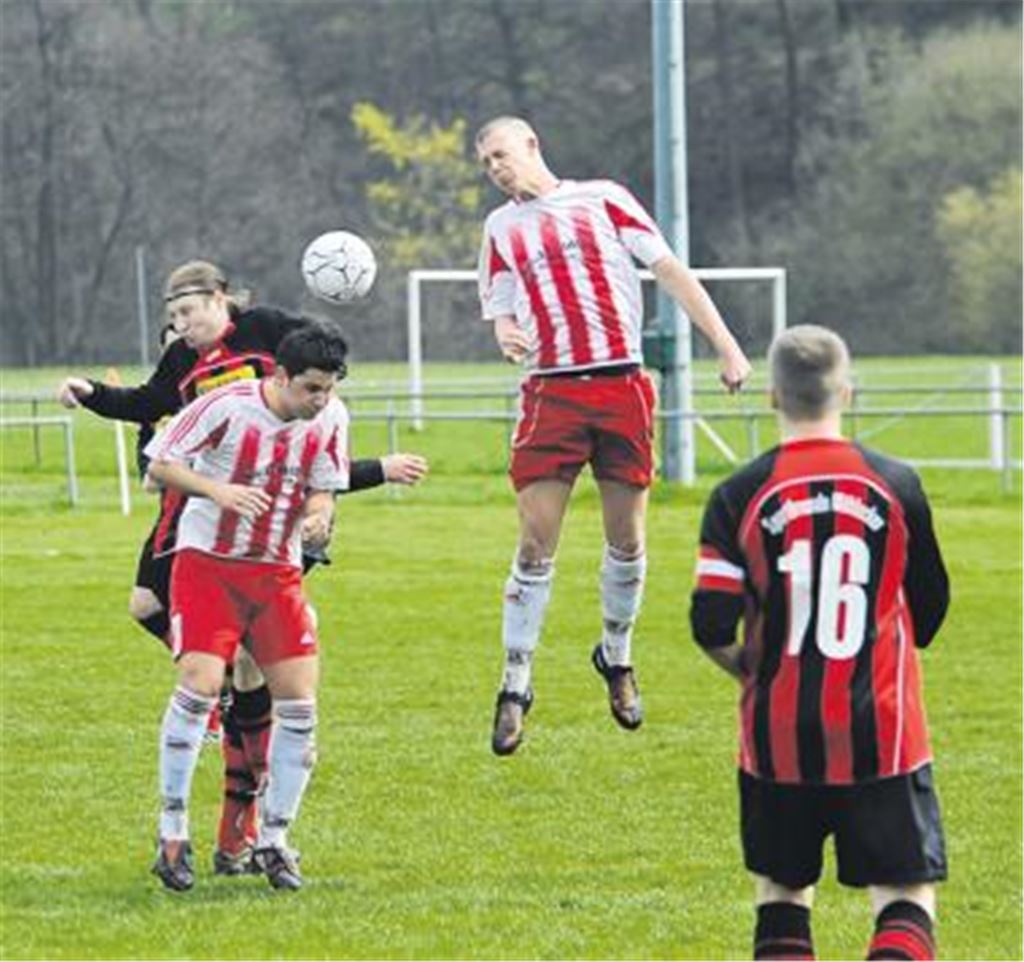 Kopfsache: Gegen die Sportfreunde lässt Maulbronn (rot-weiß) zu viele Chancen aus. Das darf morgen nicht passieren. Foto: Fotomoment