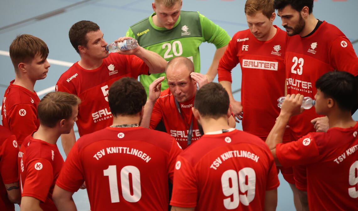 Kopfsache: Tim Klarmann versucht, das TSV-Team zu motivieren. Foto: Jürgen Müller