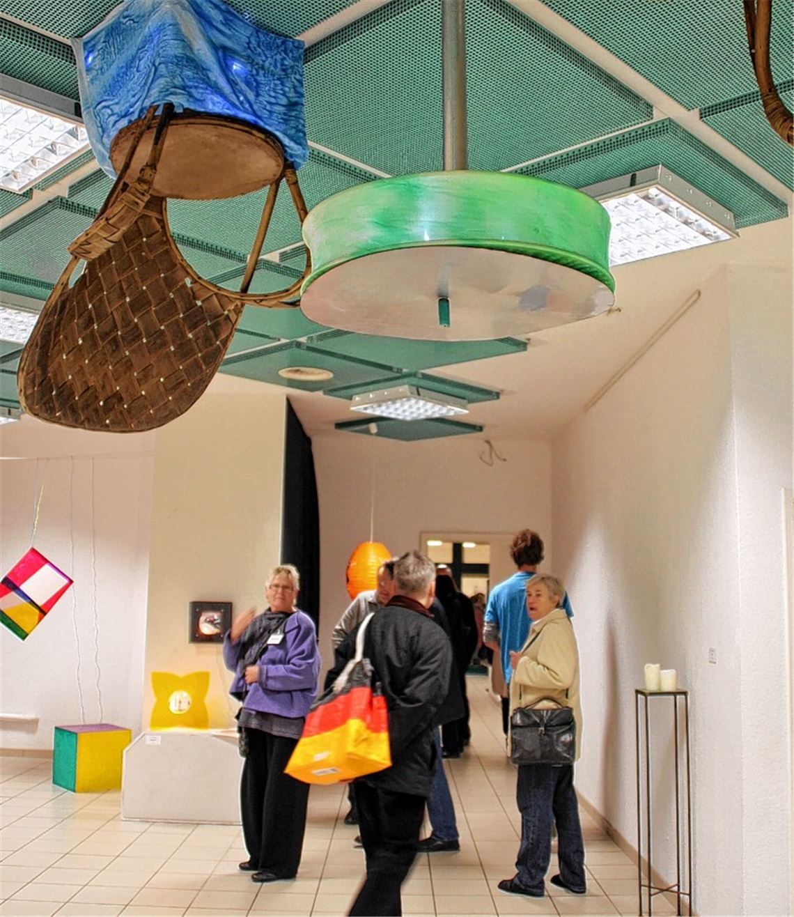 Kopfüber: Da wird sich wohl niemand zum Candlelight-Dinner gegenübersitzen, es sei denn, er würde sich Klebstoff in die Hose füllen – ein Beitrag von Martin Eisenhardt aus Mühlacker. Bild re: Die Glotzer Paul Revellios machen auch vor einem laternenähnlichen Würfel nicht halt.Fotos: Roth