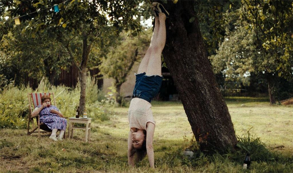 Kopfüber: Lena Urzendowsky in einer Szene aus dem Film „In die Sonne schauen“