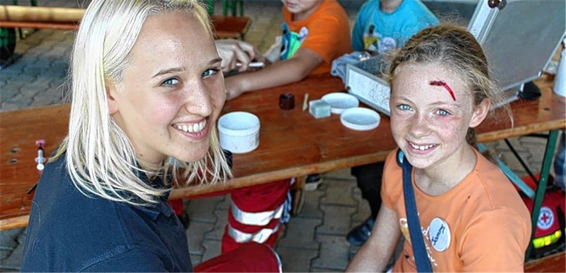 Kopfwunde ohne echte Schmerzen: Die Verletzung ist zum Glück nur geschminkt. Foto: p