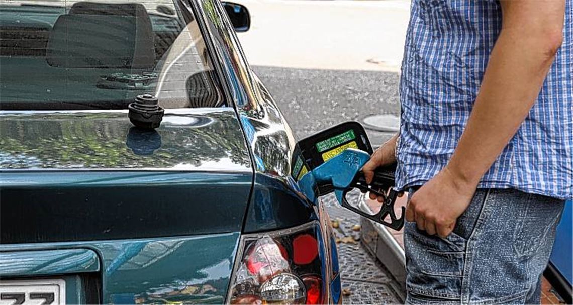 Kostspielige Notwendigkeit: der Autotank muss mit Nachschub versorgt werden. 
