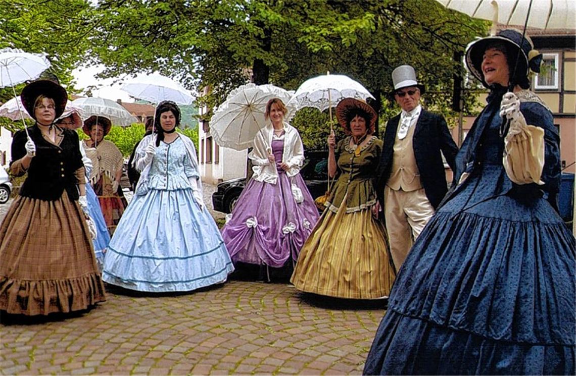Kostüme der Biedermeierzeit, präsentiert von der Freizeitgruppe des Illinger Chors Eintracht, können die Besucher des Kaffeemühlenmuseums am Sonntag bewundern.