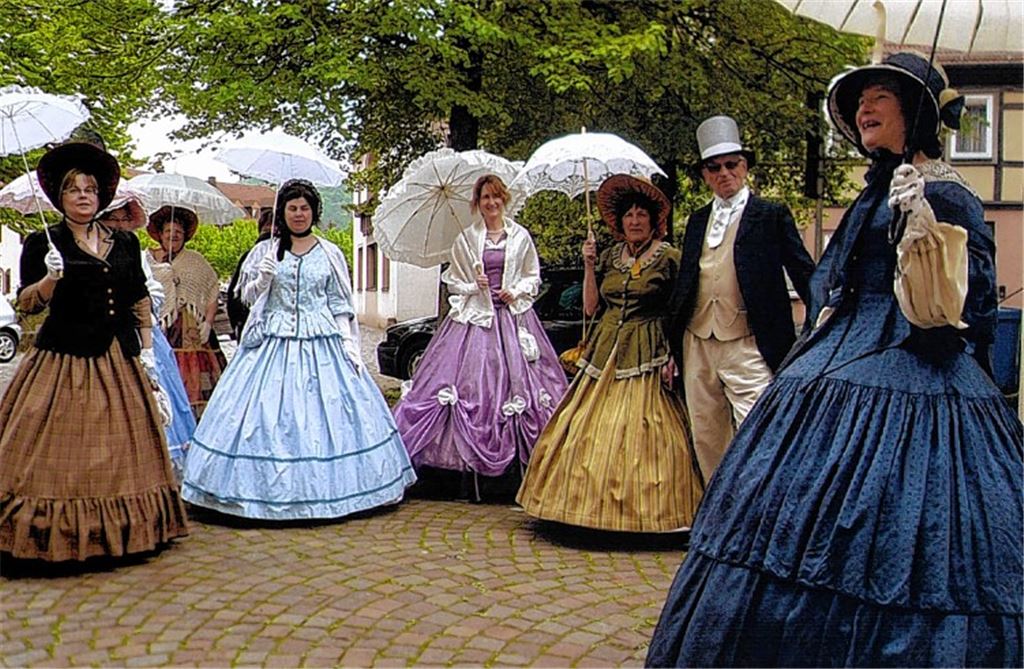 Kostüme der Biedermeierzeit, präsentiert von der Freizeitgruppe des Illinger Chors Eintracht, können die Besucher des Kaffeemühlenmuseums am Sonntag bewundern.