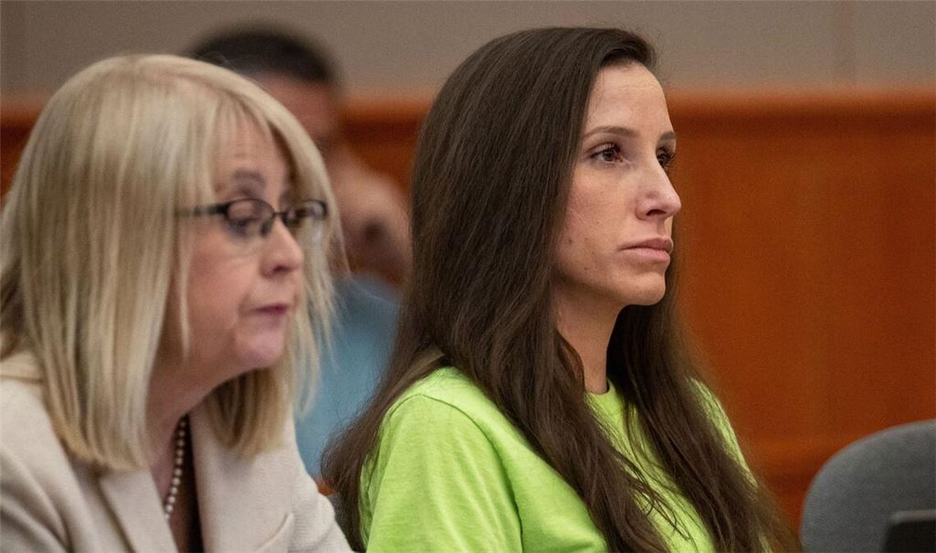 Kouri Richins mit ihrer Verteidigerin Wendy Lewis (l) bei einer Anhörung über ihr Strafmaß.