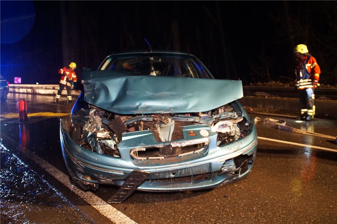 Niefern: Schwerer Verkehrsunfall bei Regennasser Fahrbahn - 1 Person Verletzt