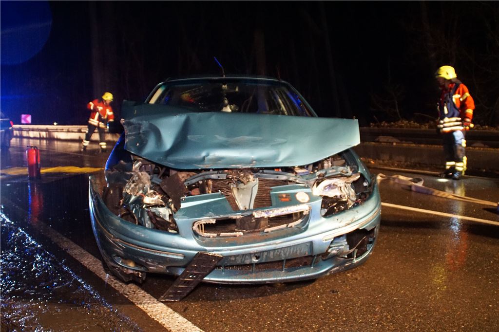 Niefern: Schwerer Verkehrsunfall bei Regennasser Fahrbahn - 1 Person Verletzt