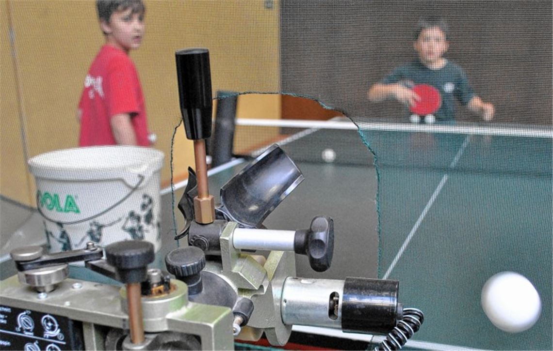 Kräftemessen mit der Ballmaschine: Bei den mini-Meisterschaften in Ötisheim können die Teilnehmer ihre Fähigkeiten mithilfe des Roboters erproben.