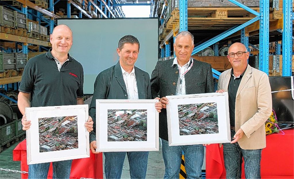 Kräftig in den Standort investiert: Händle-Geschäftsführer Gerhard Fischer (re.) dankt Projektleiter Andreas Treut, Architekt Markus Pfeil und Bauunternehmer Wolfgang Hagenbuch (v. li.).