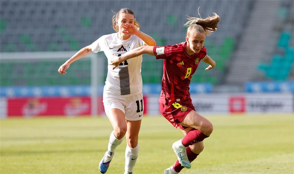 Kräftig rotiert: Vivien Endemann (r) war eine von acht neuen Spielerinnen in der deutschen Startelf.