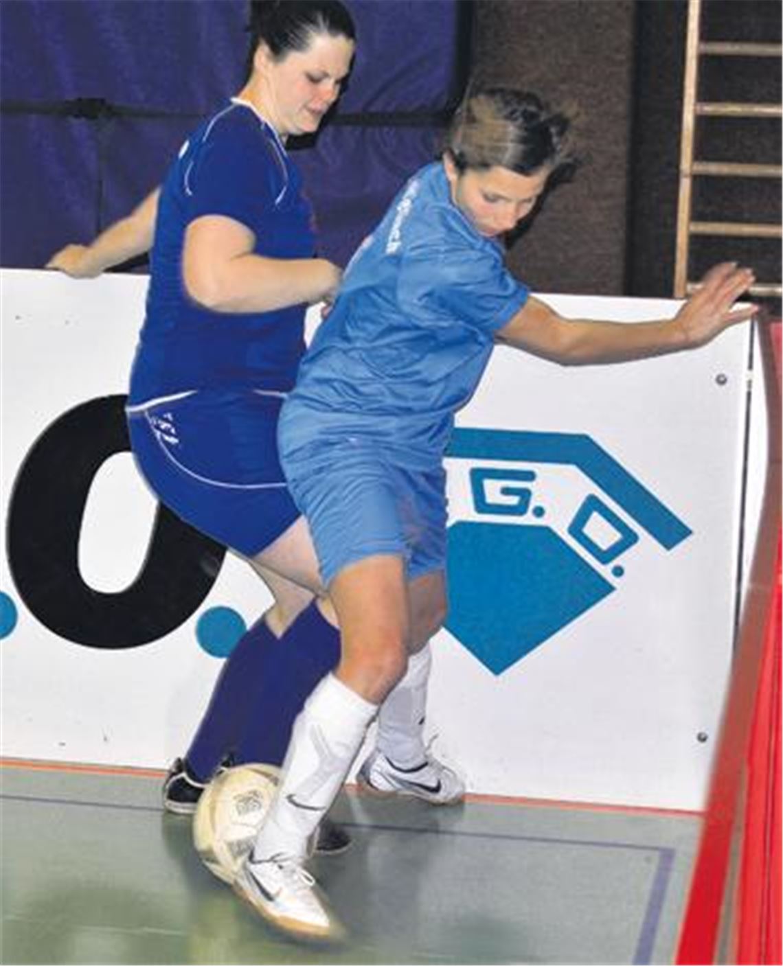 Kräftig zur Sache geht es bei den Fußball-Damen an der Bande. Bei ihrem Hallenturnier unterliegt der FV Knittlingen (dunkle Trikots,) dem Oberligisten SC Klinge Seckach mit 0:2. 
Foto: Haller