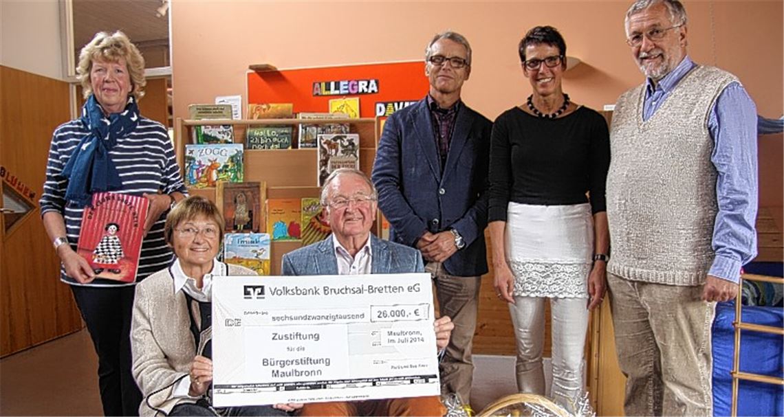 Kräftige Finanzspritze für die Menschen in Maulbronn: Hansjörg Lechler (v.re.), Susanne Sieber-Böhler und Dr. Till Neugebauer vom Vorstandsteam der Bürgerstiftung freuen sich bei der Übergabe des symbolischen Schecks in der Kindertagesstätte Schleifhäusleweg mit Lesepatin Hanni Müller (li.) über die Zustiftung von Ilse Marie und Rolf A. Kern. 