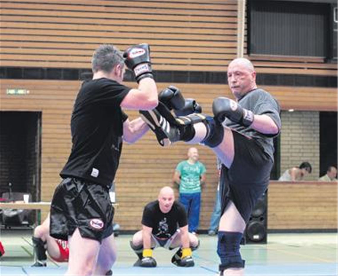 Kräftige Schläge teilt der Thaiboxer und Porsche-Betriebsratvorsitzende Uwe Hück (ganz re.) bei seinem Schaukampf aus. Alexander Graf, Vorsitzender des veranstaltenden Kombat-Sambo-Vereins, demonstriert im Rahmen der offenen Süddeutschen Meisterschaft handfestes Geschick in der Waffenabwehr und lässt dem Angreifer mit dem Messer nicht den Hauch einer Chance.
Foto: Tilo Keller