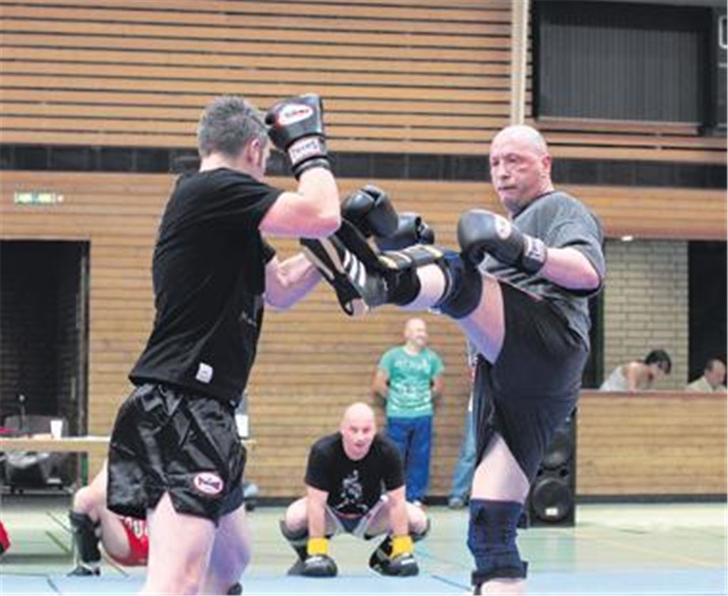 Kräftige Schläge teilt der Thaiboxer und Porsche-Betriebsratvorsitzende Uwe Hück (ganz re.) bei seinem Schaukampf aus. Alexander Graf, Vorsitzender des veranstaltenden Kombat-Sambo-Vereins, demonstriert im Rahmen der offenen Süddeutschen Meisterschaft handfestes Geschick in der Waffenabwehr und lässt dem Angreifer mit dem Messer nicht den Hauch einer Chance.
Foto: Tilo Keller