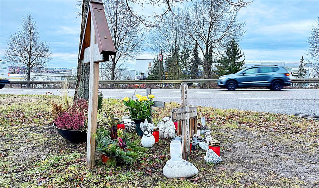 Kränze, Kerzen und Blumen erinnern an der Unfallstelle an das Opfer. Foto: Schüller