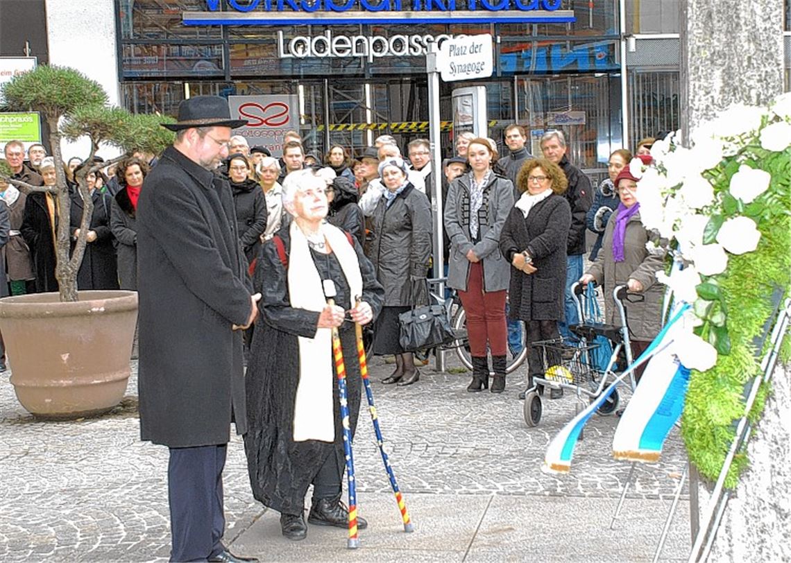 Kränze erinnern an einen dunklen Tag der deutschen Geschichte. Foto: privat