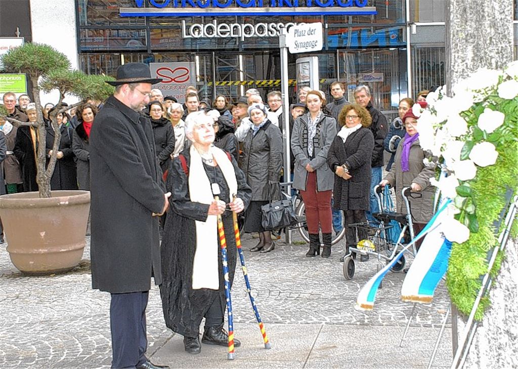 Kränze erinnern an einen dunklen Tag der deutschen Geschichte. Foto: privat