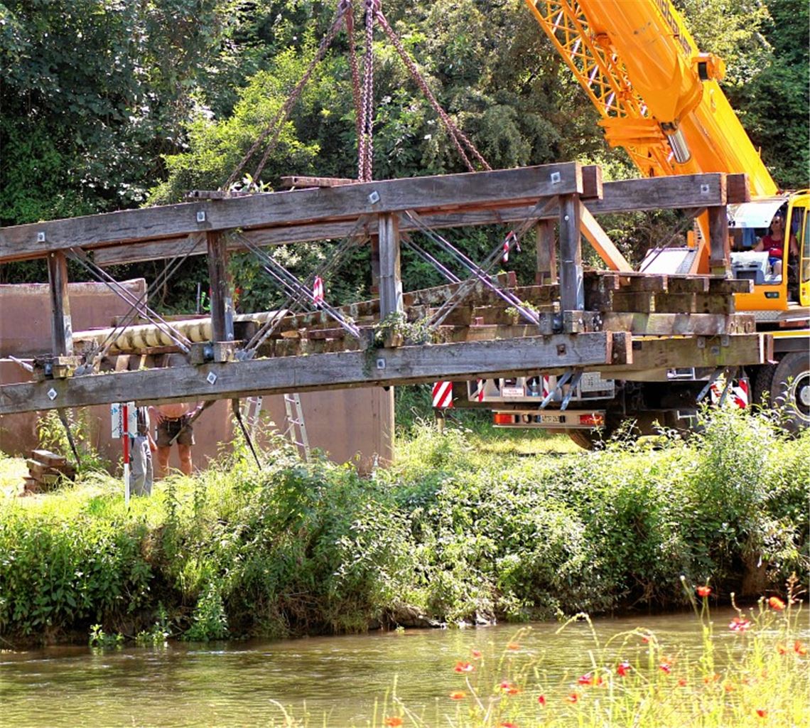 Maroder Enzsteg hängt am Kranseil