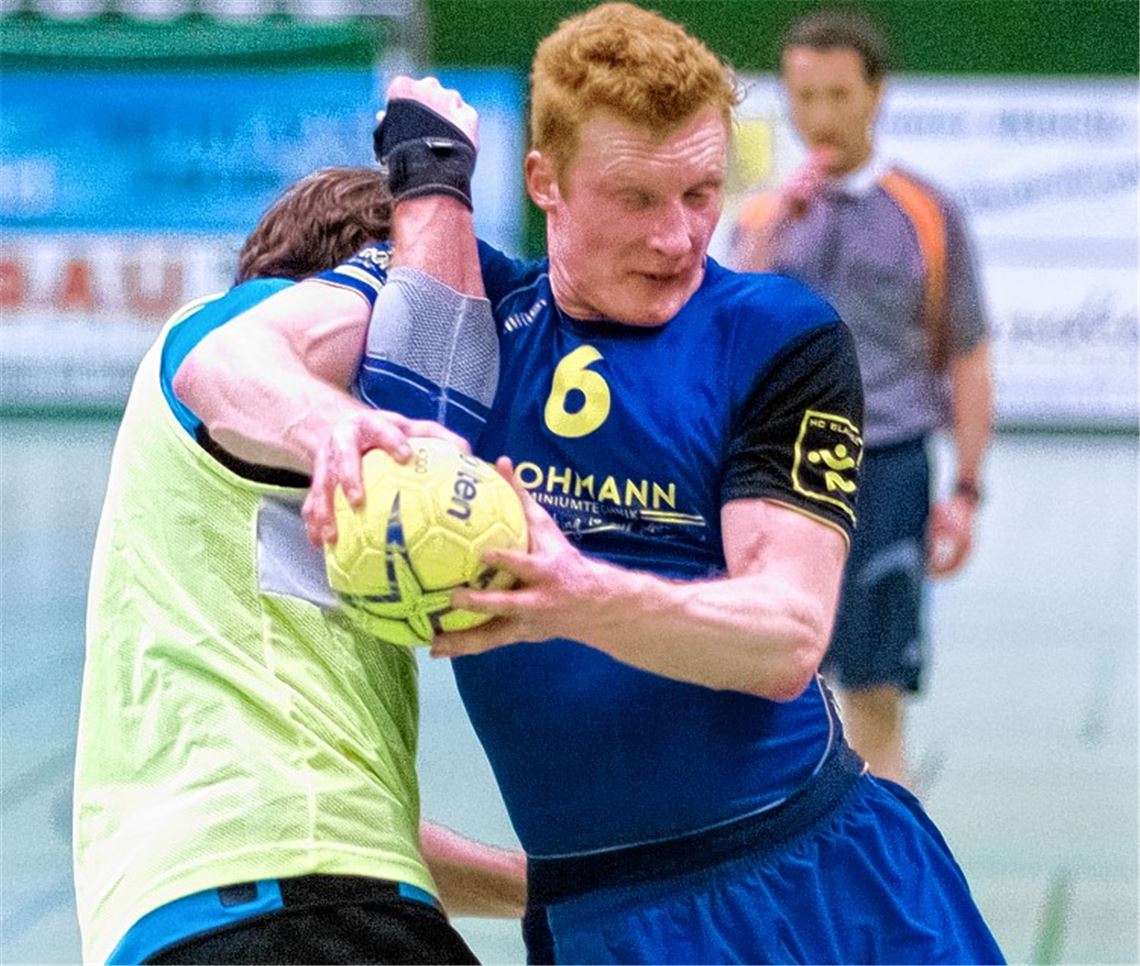 Kraftakt für Blau-Gelb Mühlacker: Ralf Kilper (re.) ringt sich buchstäblich durch die Calmbacher Abwehr. Foto: Zschorsch