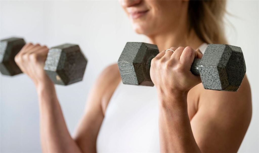 Krafttraining ist bei Frauen in den Wechseljahren besonders wichtig für den Muskelerhalt.