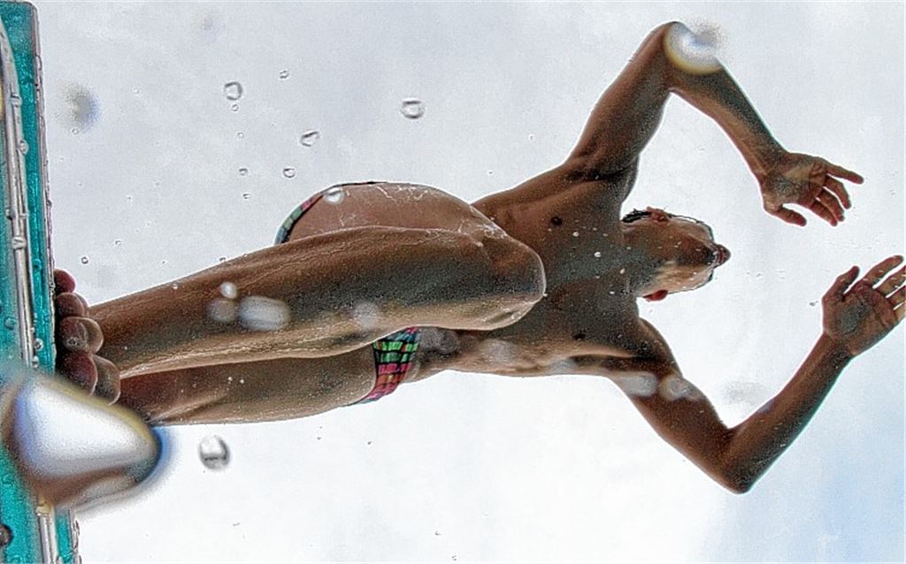 Kraftvoll katapultiert sich Alexander Bouhlel vom Startblock, der im Mühlacker Freibad sogar olympischen Ansprüchen genügt.