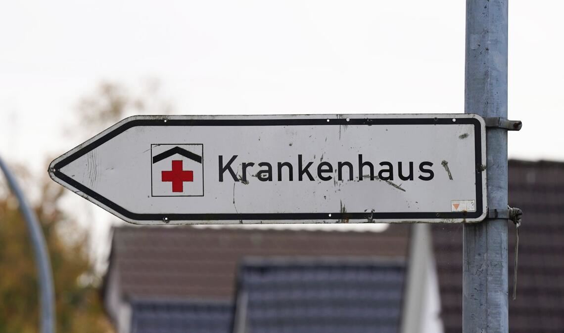 Krankenkassen warnen vor weniger strengen Standards für die Kliniken. (Symbolbild)