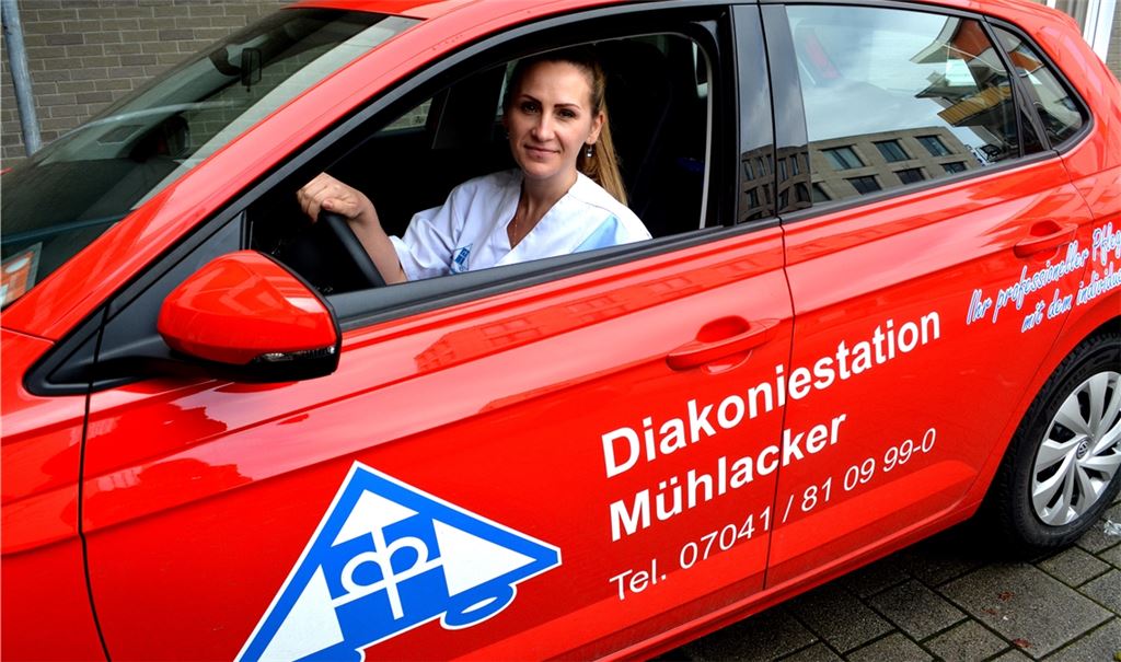 Krankenschwester Vera Schmidt besucht hilfsbedürftige Menschen daheim. Fotos: Stahlfeld