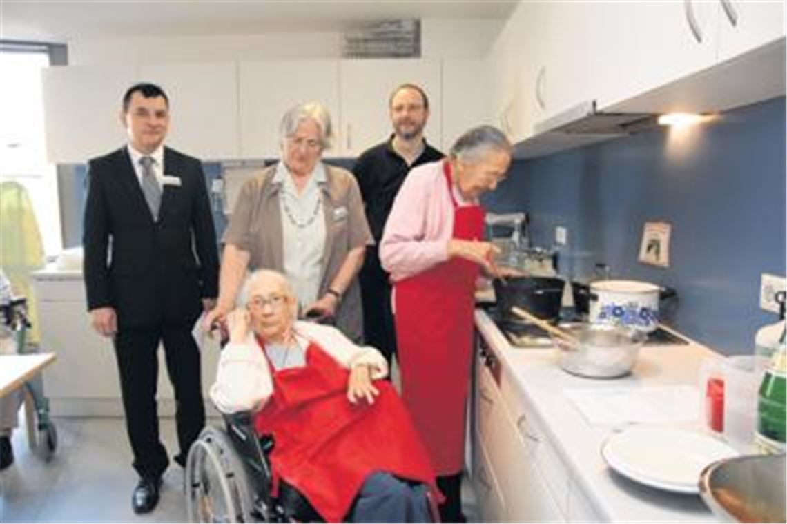 Kreative Küchenarbeit ist bei den Bewohnern des DRK-Seniorenheims eine beliebte Tätigkeit. Gertrud Schwarz ist gerade dabei, etwas Leckeres zu kochen. Die neugierigen Topfgucker sind (stehend v. li.) Heimleiter Arnold Greilich, die Heimfürsprecherin und ehrenamtliche Mitarbeiterin Erika Gerlach und Ergotherapeut Jürgen Siebert sowie Ursula Tünke (im Rollstuhl).
Foto: Sadler