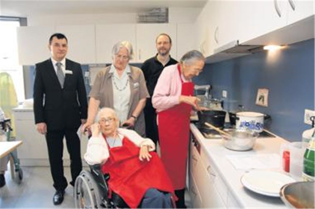 Kreative Küchenarbeit ist bei den Bewohnern des DRK-Seniorenheims eine beliebte Tätigkeit. Gertrud Schwarz ist gerade dabei, etwas Leckeres zu kochen. Die neugierigen Topfgucker sind (stehend v. li.) Heimleiter Arnold Greilich, die Heimfürsprecherin und ehrenamtliche Mitarbeiterin Erika Gerlach und Ergotherapeut Jürgen Siebert sowie Ursula Tünke (im Rollstuhl).
Foto: Sadler